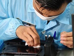 Intip Proses Pemasangan Anti Gores di Ponsel Layar Lipat