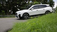 Total ada 13 mobil listrik BMW iX xDrive40 Sport yang disediakan oleh BMW Group Indonesia untuk menemani Presiden Joko Widodo dan kepala negara lainnya dalam konferensi yang digelar 10-11 Mei 2023. Foto: Agung Pambudhy