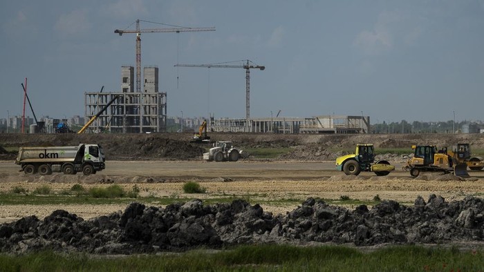 Residents gather in Debrecen, Hungary, during a demonstration against a factory that will produce batteries for electric vehicles built by a China-based company on Tuesday, May 23, 2023. Residents, environmentalists and opposition politicians are worried that a sprawling battery factory will exacerbate existing environmental problems and use up the country's precious water supplies. (AP Photo/Denes Erdos)