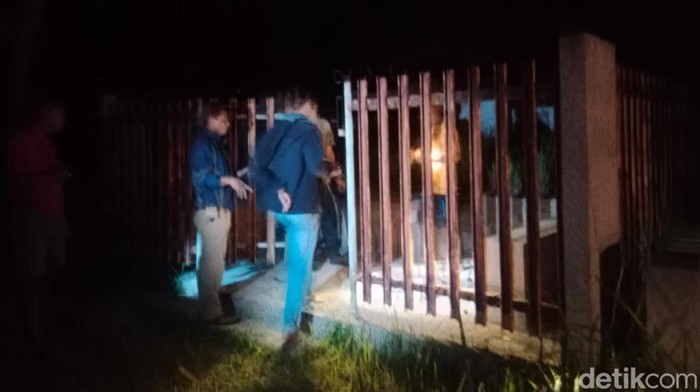 Pagar di Makam Cina yang hendak dicuri.