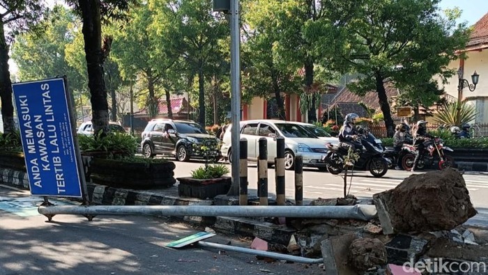 Papan rambu kawasan tertib lalu lintas di jalan Pemuda Klaten ambruk, Jumat (26/5/2023).