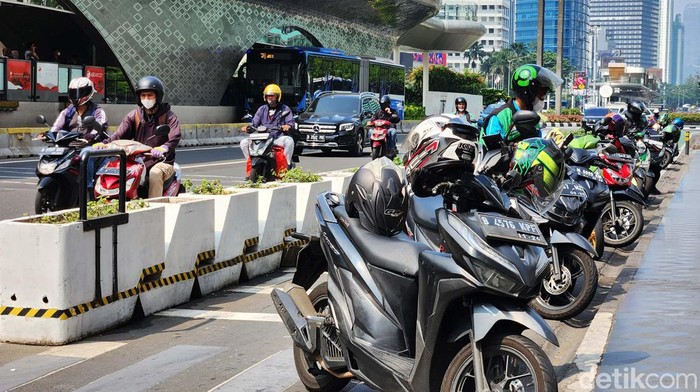 Parkir Motor Ojol di Jalan Thamrin Jakarta Sejumlah pengendara ojek online memarkir kendaraanya di badan jalan jalur sepeda di Jalan MH Thamrin, Jakarta, Jumat (26/5/2023). Para ojok online ini menunggu orderan di halte Bundaran HI yang merupakan titik temu Bus TransJakarta dan MRT. Parkir sembarangan ini difoto sekitar pukul 10.30 WIB.