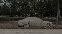 Tampak mobil diselimuti lumpur setelah sebelumnya terendam banjir.  