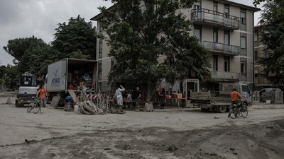 Pasca Banjir Bandang, Jalanan di Italia Penuh Lumpur