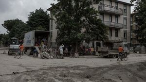 Pasca Banjir Bandang, Jalanan di Italia Penuh Lumpur