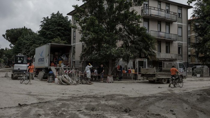 Pasca Banjir Bandang, Jalanan di Italia Penuh Lumpur FAENZA, ITALY - MAY 25: A view of damage after floods in Faenza, Italy on May 25, 2023. Vehicles, houses and workplaces are overwhelmed by mud as residents, volunteers continue to clean up, also military support sent to the region. (Photo by Andrea Carrubba/Anadolu Agency via Getty Images)