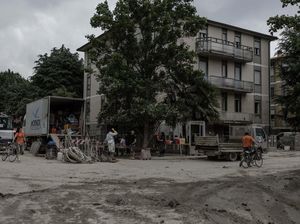 Pasca Banjir Bandang, Jalanan di Italia Penuh Lumpur