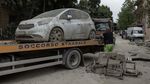 Pasca Banjir Bandang, Jalanan di Italia Penuh Lumpur