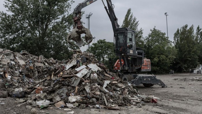 FAENZA, ITALY - MAY 25: A view of damage after floods in Faenza, Italy on May 25, 2023. Vehicles, houses and workplaces are overwhelmed by mud as residents, volunteers continue to clean up, also military support sent to the region. (Photo by Andrea Carrubba/Anadolu Agency via Getty Images)
