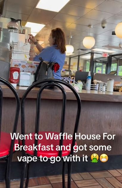 Duh! Pekerja Restoran Waffle Kepergok Merokok Saat Membuat Pesanan