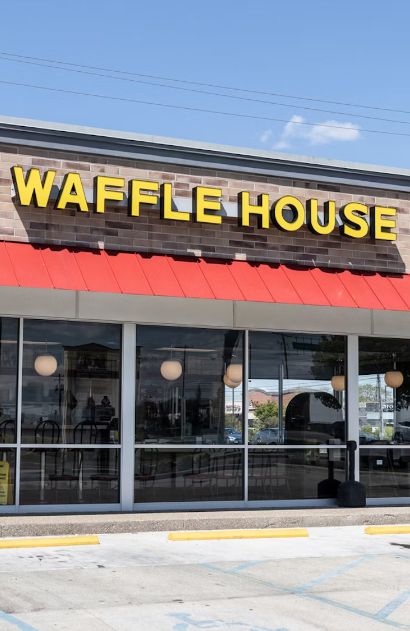 Duh! Pekerja Restoran Waffle Kepergok Merokok Saat Membuat Pesanan