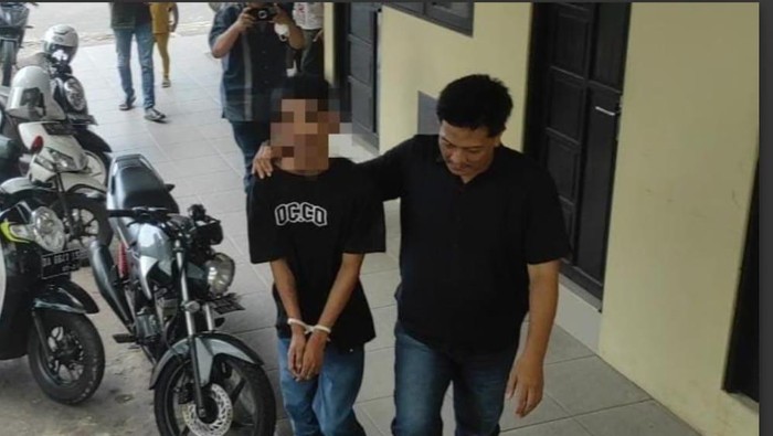 Pelaku  MH saat diamankan polisi.