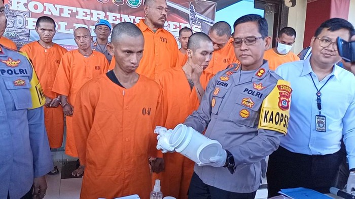 Fahmi Hidayat menjelaskan cara meracik, mencetak, hingga mengedarkan ekstasi palsu di Polres Badung, Kamis (25/5/2023).