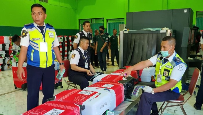 Pemeriksaan barang calon jemaah haji di bandara