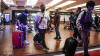 Warga negara Indonesia (WNI) yang menjadi korban scamming internasional tiba di Bandara Soekarno Hatta, Tangerang, Banten, Jumat (26/5/2023) dini hari. 