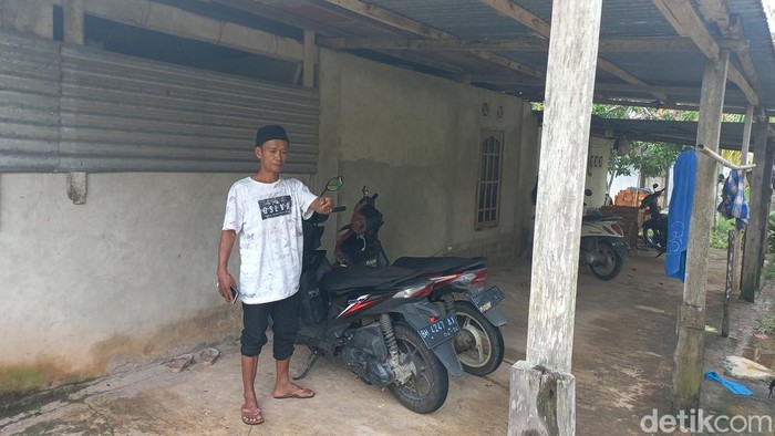 Warga RT 18 Buluran Kenali, Jambi saat menunjukkan ke polisi lokasi hilang sepeda motornya.