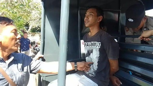 Pelaku pencurian sepeda motor berpelat merah di areal SPBU di Banjar Tegak Gede, Desa Yehembang Kangin, Kecamatan Mendoyo, Kabupaten Jembrana saat diamankan pihak kepolisian, Jumat (26/5/2023).