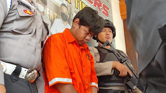 Hoiril Amin alias Aril mencuri berbagai barang di rumah makan Kebun Sate di Jalan Ganetri V Nomor 1B, Kelurahan Kesiman, Kecamatan Denpasar Timur, Kota Denpasar. Ia kini ditahan di Polsek Denpasar Timur. (Dok. Polsek Dentim)