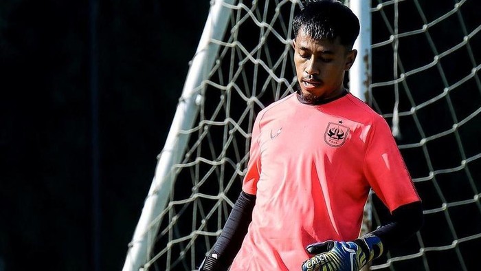 Penjaga gawang anyar PSIS Semarang, Syaiful Samsudin saat mengikuti sesi latihan tim jelang Liga 1 2023/2024.