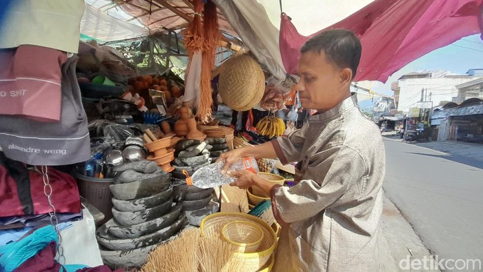 Penjual perabotan di Sumedang.
