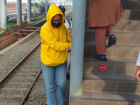Penumpang di Stasiun Serpong yang keluar melewati peron 4 dan 3 yang sempit terhalang tangga (Rakhmad Hidayatulloh Permana/detikcom)