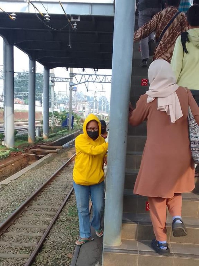 Penumpang di Stasiun Serpong yang keluar melewati peron 4 dan 3 yang sempit terhalang tangga (Rakhmad Hidayatulloh Permana/detikcom)