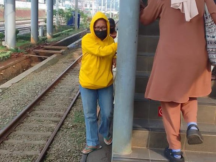 Penumpang di Stasiun Serpong yang keluar melewati peron 4 dan 3 yang sempit terhalang tangga (Rakhmad Hidayatulloh Permana/detikcom)