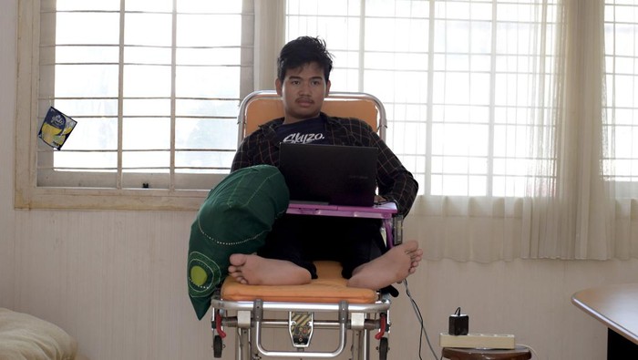 Peserta UTBK Unsoed Dinar Maulana Maulida (19) ikut tes diantar ambulans dan kerjakan tes dari tempat tidur.