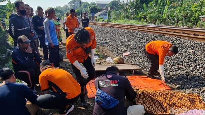 Petugas mengevakuasi jasad nenek penjual pisang yang tewas tertabrak KA di Kaliwungu, Kendal, Jumat (26/5/2023).