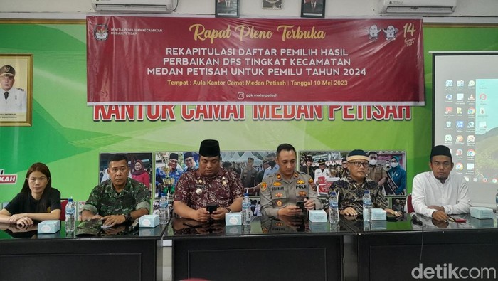 Polemik wanita letak Al-Quran di dekat sesajen dimediasi di Kantor Camat Medan Petisah (Nizar Aldi/detikSumut)