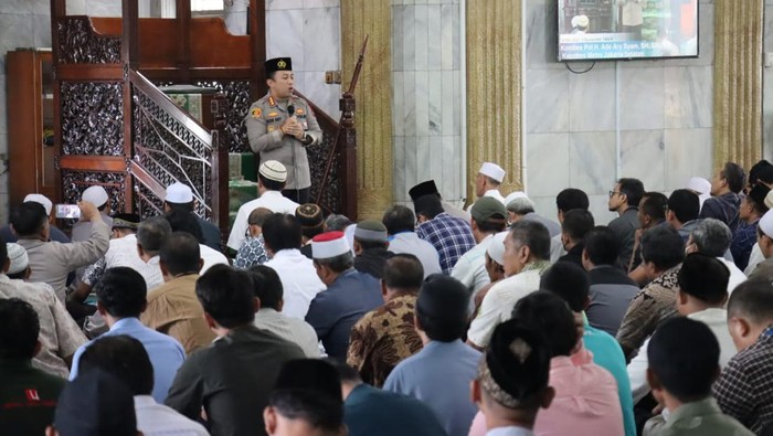 Polres Jaksel sosialiasikan call center 110 di masjid Setiabudi.