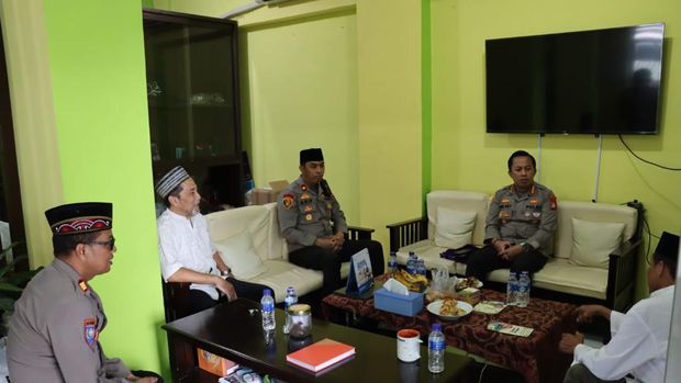 Polres Jaksel sosialiasikan call center 110 di masjid Setiabudi.