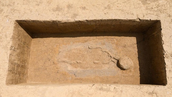 Potret Ekskavasi Makam Era Neolitik dari 5.500-4.500 SM di Jerman 24 May 2023, Saxony, DΓΆbeln: An employee of the Saxony State Office for Archaeology holds a part of a bottle from the Linear Pottery (ca. 5500-4900 BC) during excavations on the construction site of the future