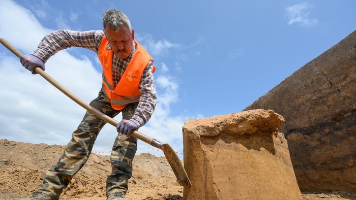 Potret Ekskavasi Makam Era Neolitik dari 5.500-4.500 SM di Jerman 24 May 2023, Saxony, DΓΆbeln: An employee of the Saxony State Office for Archaeology holds a part of a bottle from the Linear Pottery (ca. 5500-4900 BC) during excavations on the construction site of the future