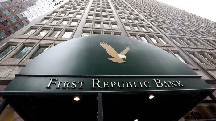 Potret Kantor First Republic Bank yang 1.000 Pegawainya di-PHK JPMorgan NEW YORK, US - MAY 1: The troubled First Republic Bank was closed by US regulators, while its assets are to be acquired by JPMorgan Chase, the Federal Deposit Insurance Corporation (FDIC) said Monday in a statement. (Photo by Lokman Vural Elibol/Anadolu Agency via Getty Images)