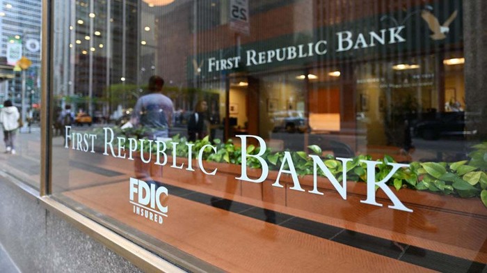 Potret Kantor First Republic Bank yang 1.000 Pegawainya di-PHK JPMorgan NEW YORK, US - MAY 1: The troubled First Republic Bank was closed by US regulators, while its assets are to be acquired by JPMorgan Chase, the Federal Deposit Insurance Corporation (FDIC) said Monday in a statement. (Photo by Lokman Vural Elibol/Anadolu Agency via Getty Images)