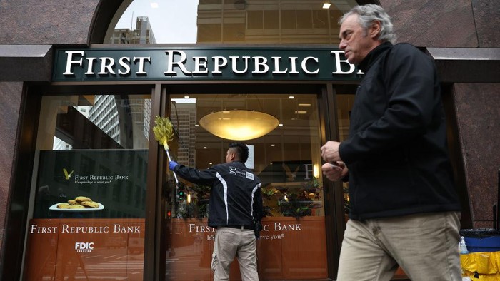 NEW YORK, US - MAY 1: The troubled First Republic Bank was closed by US regulators, while its assets are to be acquired by JPMorgan Chase, the Federal Deposit Insurance Corporation (FDIC) said Monday in a statement. (Photo by Lokman Vural Elibol/Anadolu Agency via Getty Images)