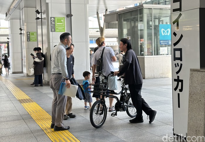 Potret keseharian orang Jepang doyan gowes. Ke mana-mana naik sepeda.