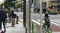 Peraturan berlalu lintas bagi pesepeda di Jepang cukup ketat. Pesepeda wajib berada di jalur paling kiri jalan dan tidak diperbolehkan melaju berdampingan. (Foto: Khadijah Nur Azizah/detikHealth)