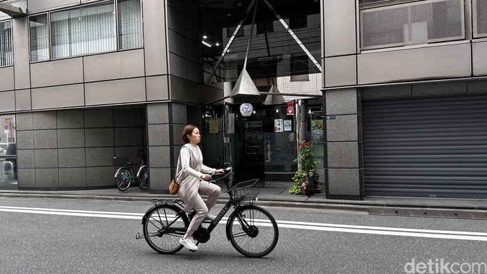 Potret keseharian orang Jepang doyan gowes. Ke mana-mana naik sepeda.