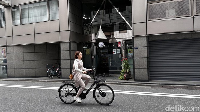 Potret keseharian orang Jepang doyan gowes. Ke mana-mana naik sepeda.
