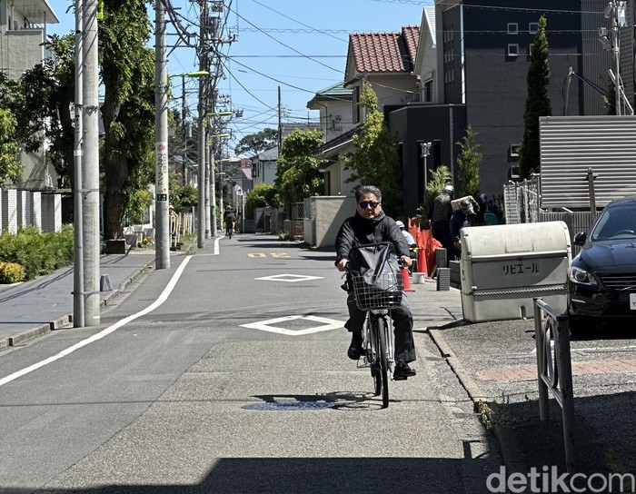 Potret keseharian orang Jepang doyan gowes. Ke mana-mana naik sepeda.