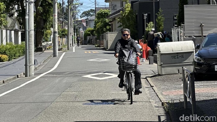 Potret keseharian orang Jepang doyan gowes. Ke mana-mana naik sepeda.