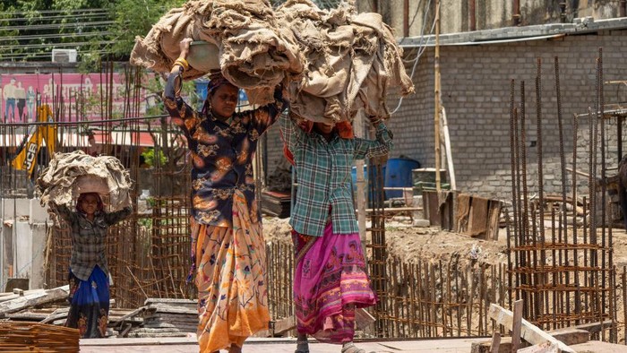 Potret Keseharian Warga India Ditengah Suhu Panas yang Ekstrem Ditengah suhu panas yang ekstrem, warga India tetap harus berkegiatan di luar ruangan. Begini potret keseharian mereka saat mengahadapi cuaca ekstrem.