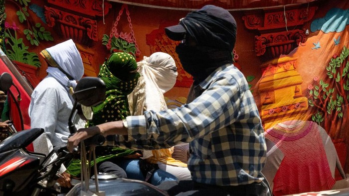 Ditengah suhu panas yang ekstrem, warga India tetap harus berkegiatan di luar ruangan. Begini potret keseharian mereka saat mengahadapi cuaca ekstrem.