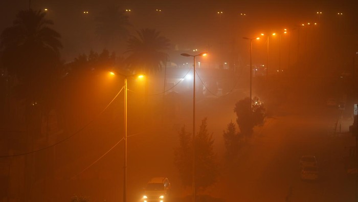 Potret Kota di Irak Berubah Jadi Oranye Gegara Badai Pasir NAJAF, IRAQ - MAY 26: A view of street as visibility range in traffic is reduced due to sandstorm in Najaf, Iraq on May 26, 2023. The sandstrom negatively impacted the life in Najaf. (Photo by Karrar Essa/Anadolu Agency via Getty Images)