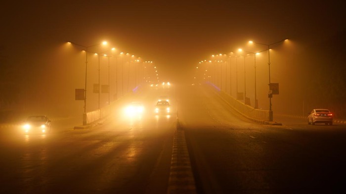 NAJAF, IRAQ - MAY 26: A view of street as visibility range in traffic is reduced due to sandstorm in Najaf, Iraq on May 26, 2023. The sandstrom negatively impacted the life in Najaf. (Photo by Karrar Essa/Anadolu Agency via Getty Images)