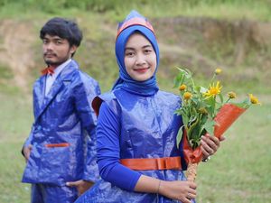 Viral Pasangan Foto Prewedding Pakai Baju dari Terpal, Ini Fakta Sebenarnya