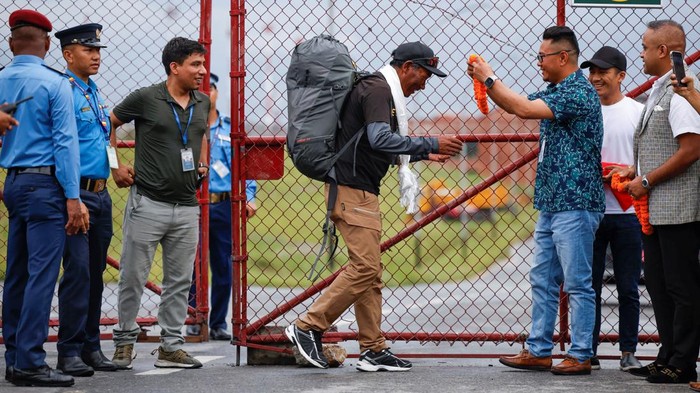 Pria Ini Pecahkan Rekor Pendakian Gunung Everest Terbanyak Kami Rita Sherpa, 53, a Nepali mountaineer, waves towards the media personnel upon his arrival after climbing Mount Everest for the 28th time, creating a new record for the most summits of the worldβs highest mountain, in Kathmandu, Nepal May 25, 2023. (REUTERS/Navesh Chitrakar) TPX IMAGES OF THE DAY