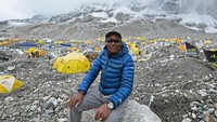 Pria berusia 53 tahun itu telah mendaki gunung selama lebih dari dua dekade. (Prakash Mathema/AFP via Getty Images)  